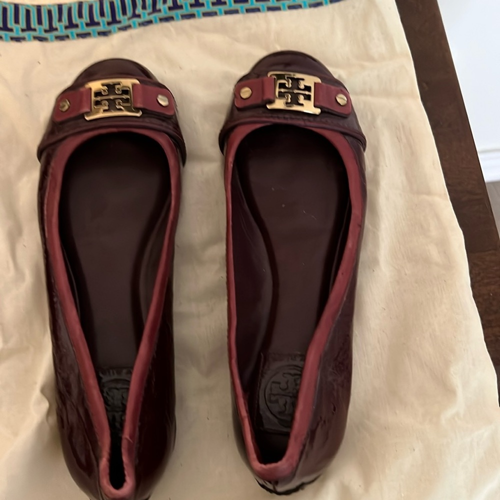 Tory Burch patent leather flats with gold logo detail. EUC SUZE 6.5